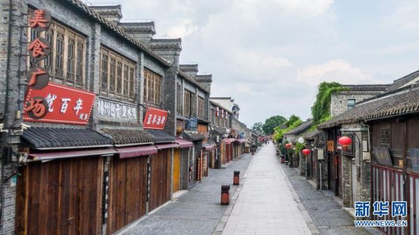 是8月7日拍摄的扬州旅游景点东关街(无人机照片)。新华社记者 李博 摄