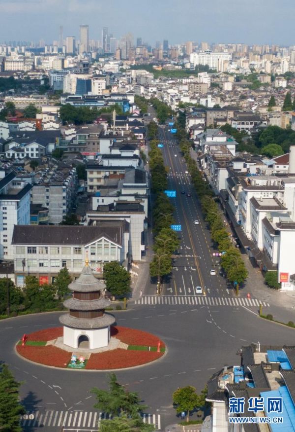 这是8月4日拍摄的扬州市城区,街面上车辆稀少(无人机照片)。新华社记者 李博 摄
