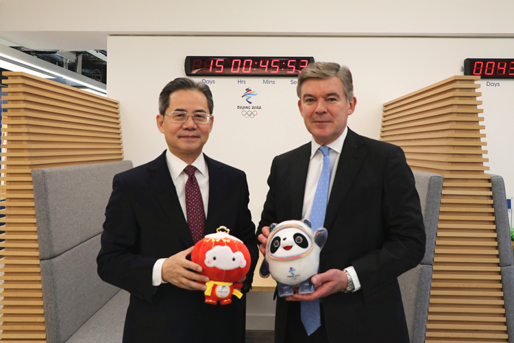 中国驻英国大使郑泽光走访英国奥委会总部。中国驻英国使馆供图