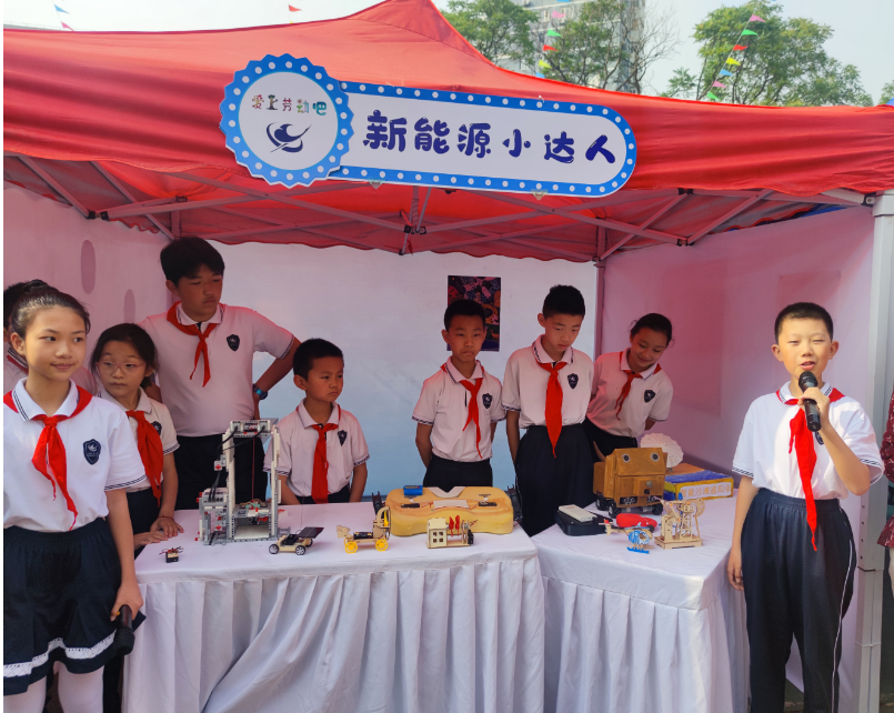 活动上,学生正在对作品进行讲解。