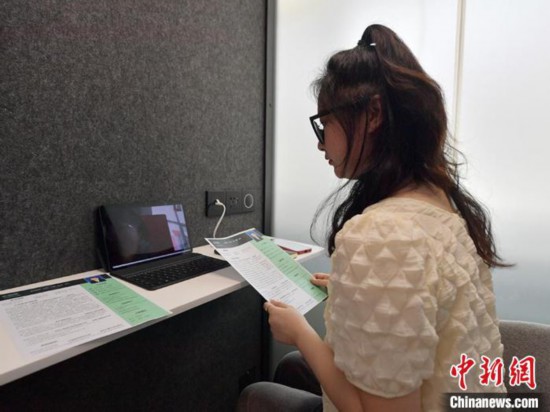 学生通过“云面试空间”进行求职面试。 刘栋 摄