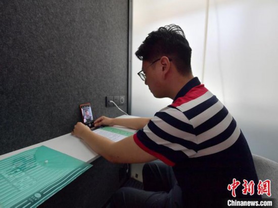 学生通过“云面试空间”进行求职面试。 刘栋 摄