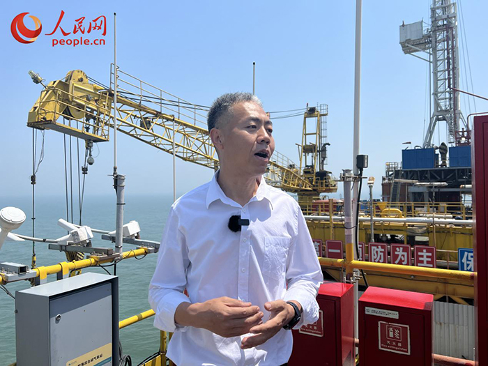 气象观测员杨文杰接受采访。人民网 欧阳易佳摄
