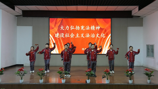 深泽县新开街学校学生以快板形式展演,弘扬宪法精神。 深泽县司法局供图