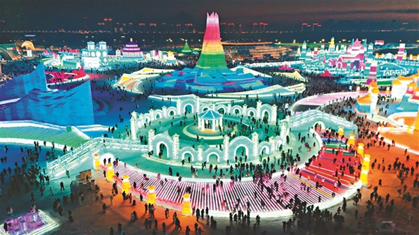冰雪大世界游人如织,每处冰景前都有拍照留念的游客。 黑龙江日报记者 蒋国红 张澍摄