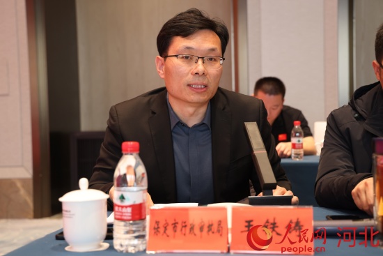 1月15日,保定市行政审批局综合协调处处长王铁铸在人民网(河北)“领导留言板”工作交流会上介绍保定12345热线2023年人民网留言办理的经验做法。人民网记者 周博摄