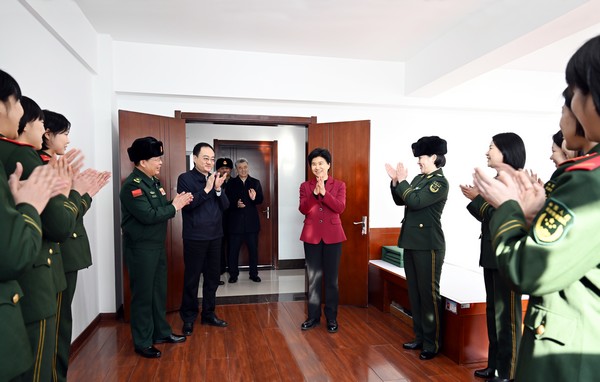 省委副书记、省长梁惠玲来到武警黑龙江省总队,看望慰问电话班的女兵。