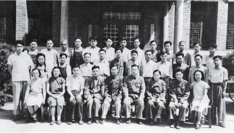 1958 年近代物理研究所工作人员合影 (二排右四为叶铭汉先生)