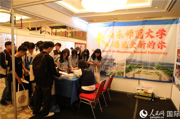 不少印尼学生聚集在山东师范大学的展台前,询问留学信息。人民网记者曹师韵摄
