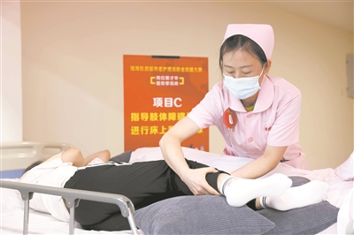 在安徽省合肥市瑶海区首届养老护理员职业技能大赛现场,选手参加护理技能比赛。新华社发(解琛摄)