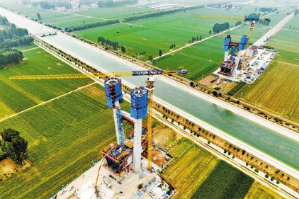 7月15日,雄忻高铁跨南水北调干渠斜拉桥正在进行西主塔(左)封顶。本报通讯员靳晰摄