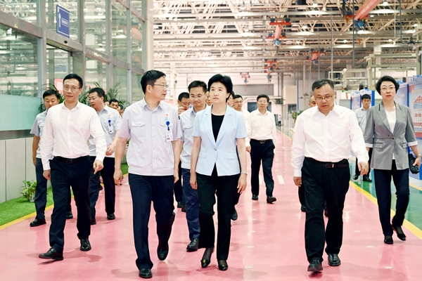 在中国航发哈尔滨东安发动机有限公司,省委副书记、省长梁惠玲察看生产线和产品,了解民用航空发动机公司组建情况。