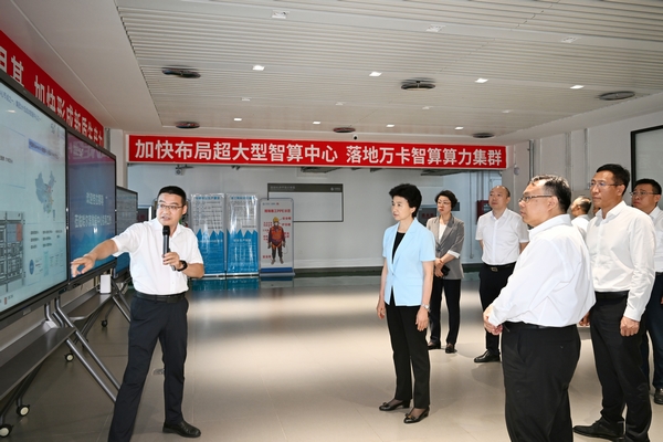 在中国移动(哈尔滨)智算中心,省委副书记、省长梁惠玲听取项目建设情况介绍。