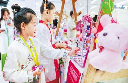 9月16日,游客在秦皇岛博物馆中秋非遗市集选购文创商品。 本报记者 赵杰摄