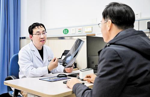 3月3日，河北医科大学第二医院泌尿外科医生贾旭东在邢台市南和区人民医院为患者提供诊疗服务。 本报记者 赵永辉摄