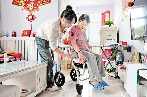 2024年9月11日，在张家口市桥西区康泽园小区王志花家中，张家口市天垣养老服务中心工作人员陈华荣为她讲解适老化设备的使用方法。 本报记者 田 明摄