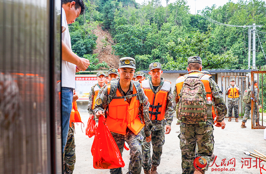 7月31日,武警承德支队官兵将物资统一送达至响水湖村党群服务中心。人民网记者 宋烨文摄