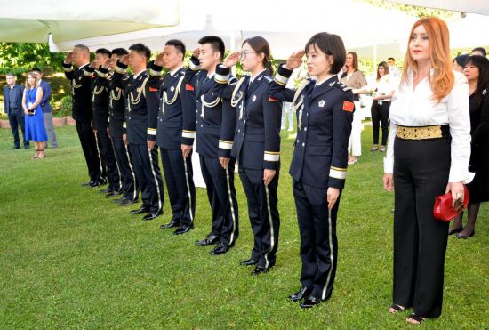 7鏈17鏃ワ紝鍦ㄤ綅浜庡厠缃楀湴浜氶栭兘钀ㄦ牸鍕掑竷鐨勪腑鍥介┗鍏嬬綏鍦颁簹澶т娇棣嗭紝涓鍥借﹀憳鍙傚姞绗鍏娆′腑鍥戒笌鍏嬬綏鍦颁簹璀﹀姟鑱斿贰鍚鍔ㄤ华寮忋傛柊鍗庣ぞ璁拌呮潕瀛﹀啗鎽