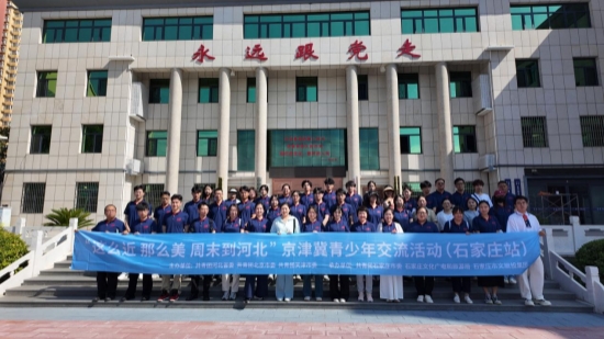 参访团在塔元村村史馆前合影留念。实习生 郭静怡摄