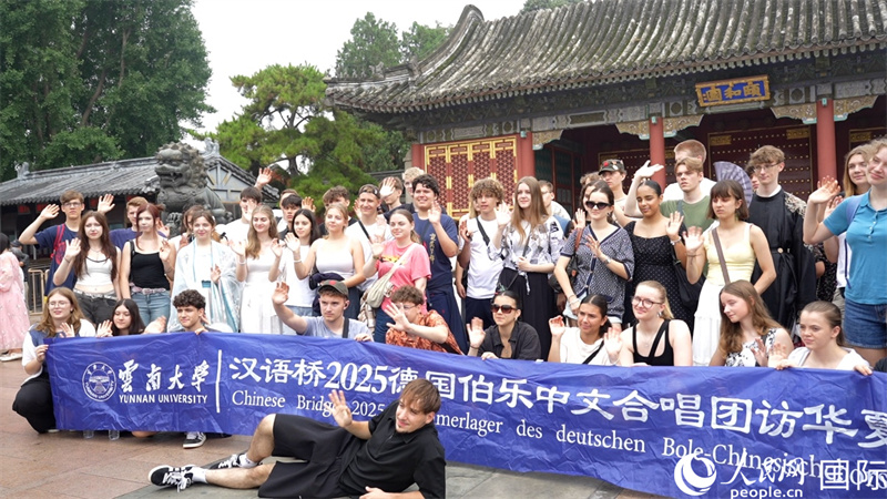 伯乐中文合唱团在颐和园合影。人民网 彭昱凯摄