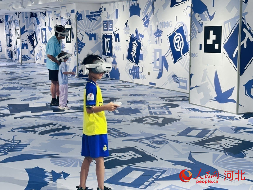 石家庄市民在体验“哪吒5DVR”。人民网记者 张晓博摄