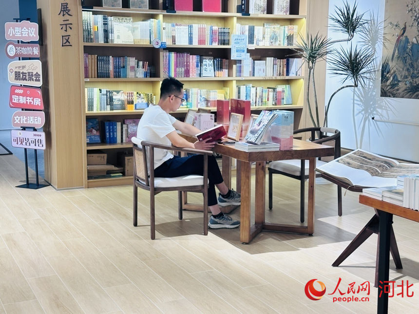 读者在享受自己的读书时光。人民网记者 张晓博摄
