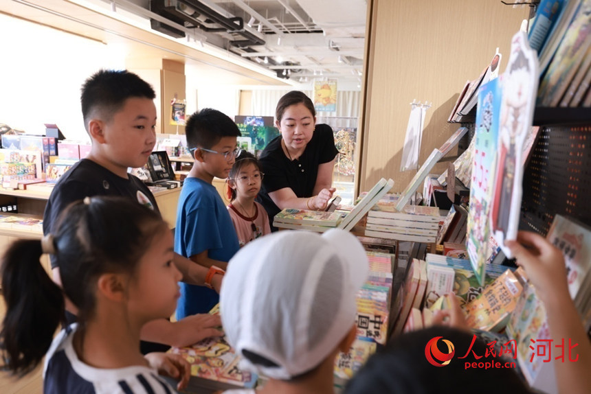 小朋友在听老师讲述图书故事。人民网记者 李兆民摄