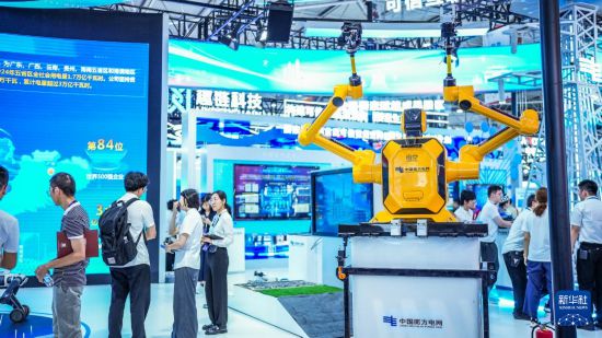 8鏈28鏃ワ紝2025涓鍥藉浗闄呭ぇ鏁版嵁浜т笟鍗氳堜細鍦ㄨ吹宸炶吹闃冲紑骞曪紝杩欐槸鏁板崥浼氫笂灞曞嚭鐨勫甫鐢典綔涓氭満鍣ㄤ汉銆傛柊鍗庣ぞ璁拌 闄朵寒 鎽