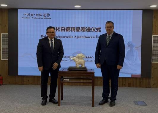 活动赠送仪式。布达佩斯中国文化中心供图