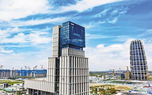 8月6日拍摄的雄安新区启动区中国中化大厦、中国华能总部大厦。 本报记者刘光昱摄