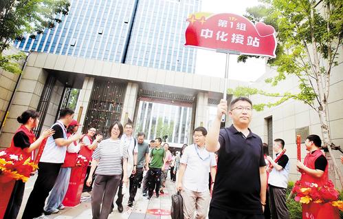 8月21日，雄安新区容东片区华望城咏华园四区，参加集中入住仪式的中国中化集团疏解员工在志愿者的带领下进入小区。 本报记者刘光昱摄