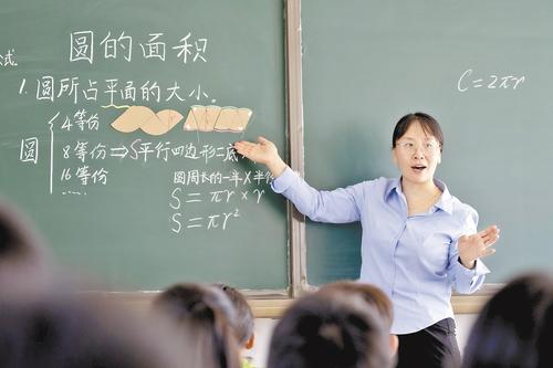 9月10日，王月霞正在给学生们上数学课。本报记者 田明摄