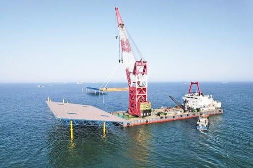 6月11日，在河北华电昌黎500兆瓦海上光伏试点项目现场，吊装船刚刚完成一次吊装工作。 华电秦皇岛新能源有限公司供图
