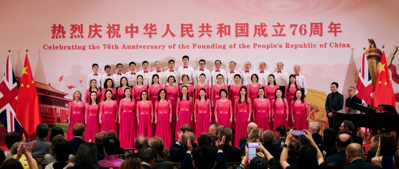 使馆合唱团以及伦敦华人爱乐合唱团联袂献曲迎国庆。杨浩鹏摄
