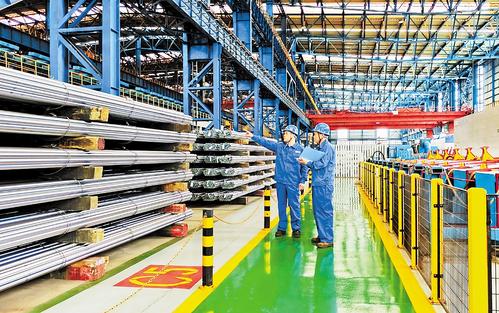 10月11日,在石钢公司高端银亮线车间,工作人员正在检查下线的产品。 本报记者 刘冉摄