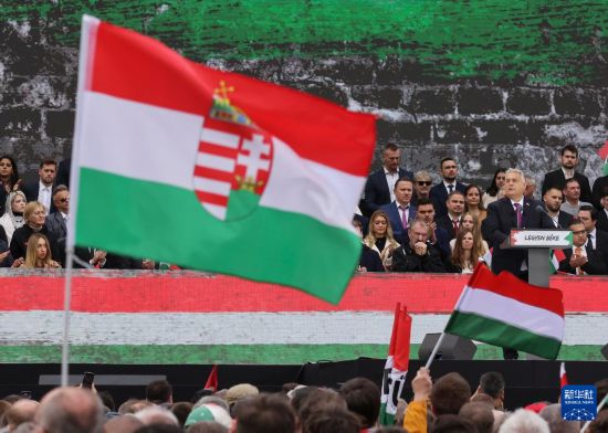 10月23日,匈牙利总理欧尔班(前右)在首都布达佩斯举行的一场集会上讲话。新华社发(弗尔季·奥蒂洛摄)