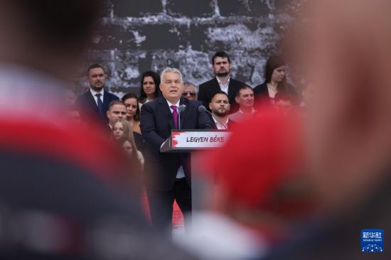 10月23日,匈牙利总理欧尔班在首都布达佩斯举行的一场集会上讲话。新华社发(弗尔季·奥蒂洛摄)