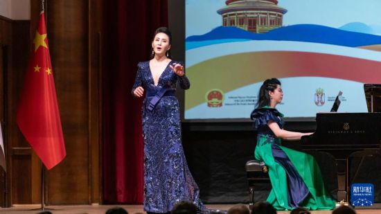 10月21日，在塞尔维亚首都贝尔格莱德的科拉拉茨音乐厅，中国中央歌剧院的音乐家在“和合之声 唱响未来——庆祝中塞人民友谊70年音乐会”上表演。新华社发（王韡摄）