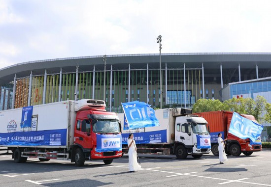 10月23日,第八届中国国际进口博览会首批展品进馆仪式在国家会展中心(上海)北广场举行。首批展品集中在技术装备展区、农食产品展区和医疗展区,第八届进博会企业商业展正式进入布展阶段。 新华社记者 方喆 摄