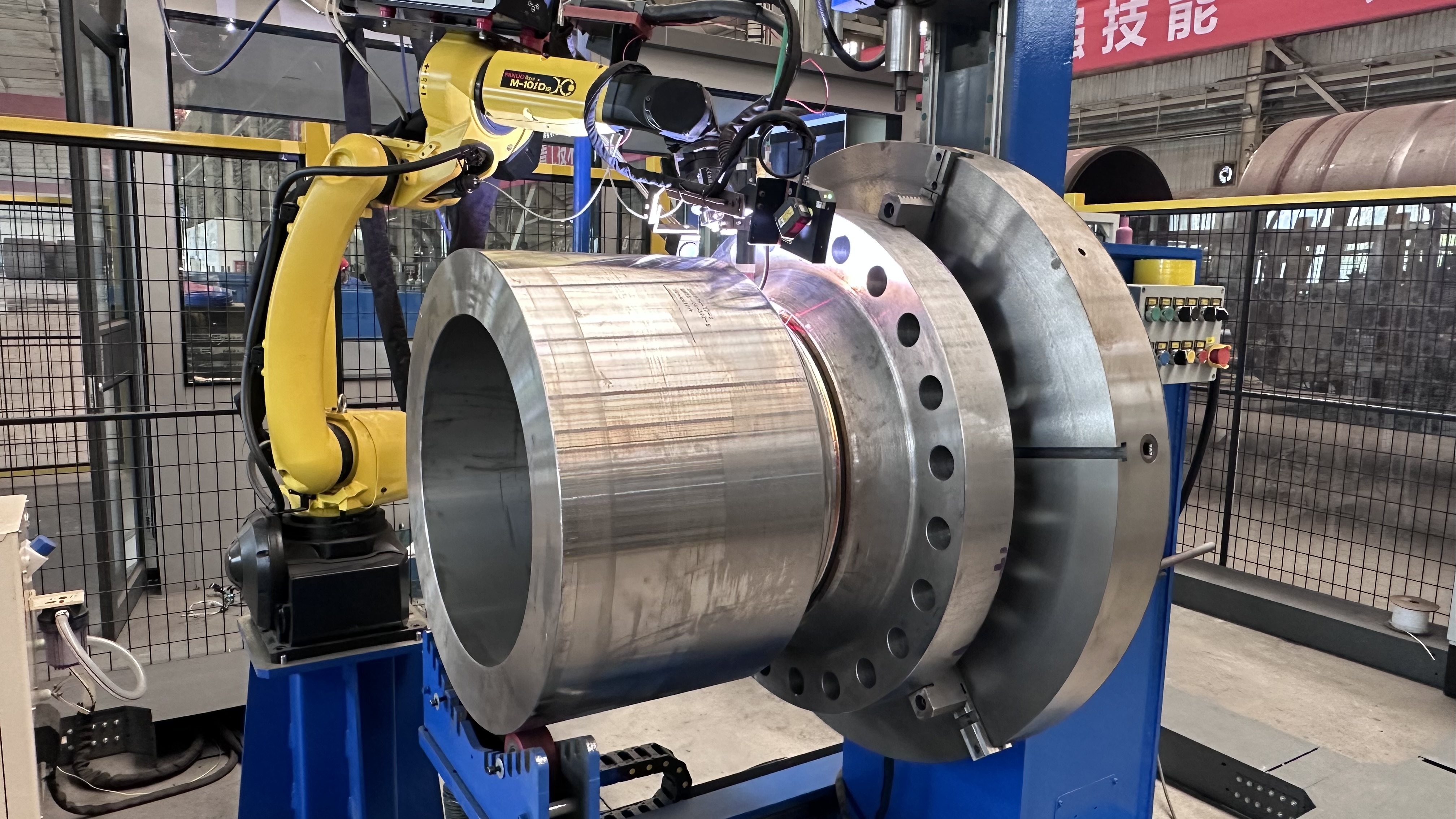 车间内,自动焊接设备正在进行焊接工作。人民网记者王绍绍摄