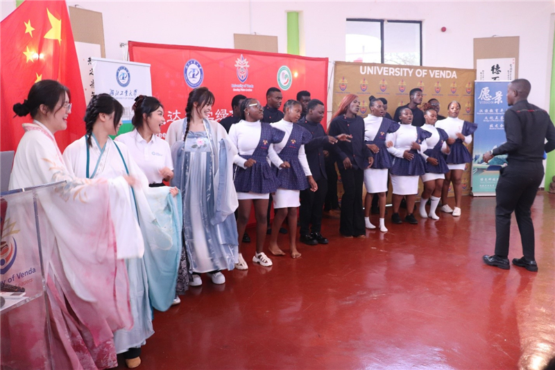 “优秀中华传统文化学生使团”参与歌舞汇演。 南非文达大学绿色科技孔子学院 供图