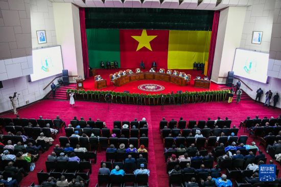 10月27日,在喀麦隆首都雅温得,喀麦隆宪法委员会宣布喀麦隆总统选举的结果。新华社发(科普索摄)