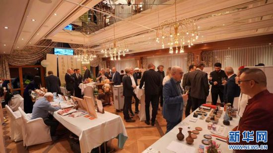 德国观众参观金坛非遗工艺展示。(常州创新产业园供图)