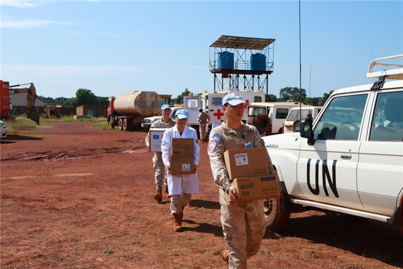 中国维和医疗分队向当地捐赠医疗物资。鲁振辉摄