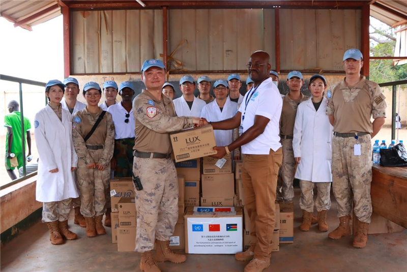 中国维和医疗分队向当地捐赠医疗物资。鲁振辉摄