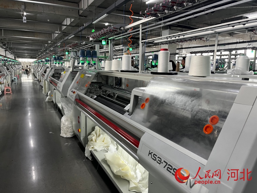 慈星智能科技有限公司“一线成型”生产线。人民网记者 朱延生摄