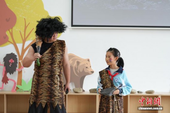 11月3日,来自东至县至德小学的学生在华龙洞史前戏剧研学精品课上与老师进行互动。刘鸿鹤 摄