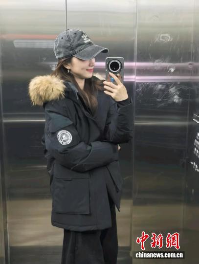 张洛齐身着今年“双十一”刚开启时买的羽绒服,这件羽绒服原价890元,折后830元买的。 受访者供图