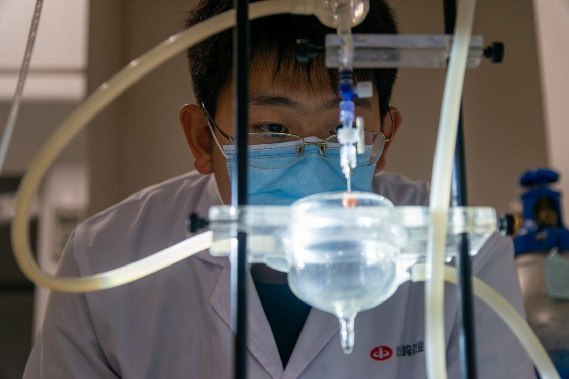 以岭药业院士工作站实验室内,一名科研人员正在做实验。受访者供图