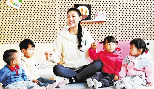 10月20日上午,雄安新区容东片区双文社区享趣智汇馆二楼,来自朝晖幼儿园的老师杜若楠给小朋友们上早教课。